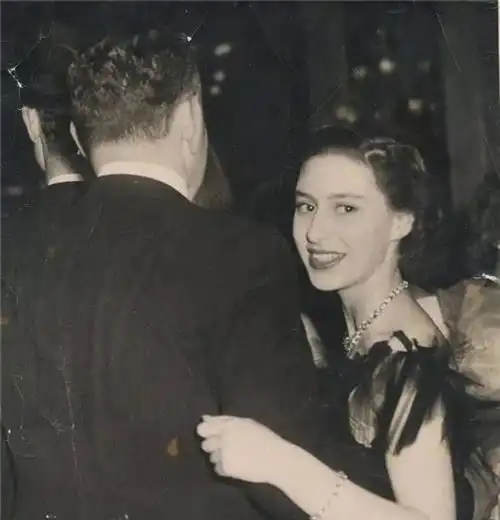  年轻时的英女王没有妹妹漂亮,50年后容貌却翻转,果然是相由心生