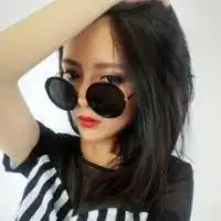  潮流范眼镜女生头像渴望占据越多就越脆弱