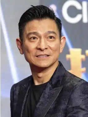  39年前,他被刘德华亲过,被周润发抱过,如今成为一代巨星