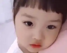  呆萌小萝莉剪坏刘海,妈妈一改惊艳众人