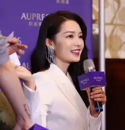  李沁中国古韵刺绣裙闪耀东京争气,现代版林徽因生图神颜秒杀baby