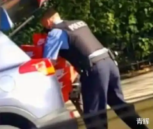  警察也玩0元购芝加哥警察镇压抗议之余,顺手也抢东西往车上搬