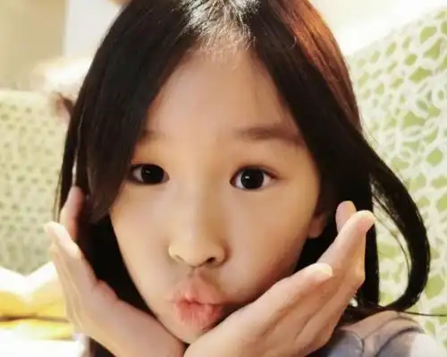  张庭11岁女儿自夸好看,却被网友说长得像老鼠因为长相屡上热搜