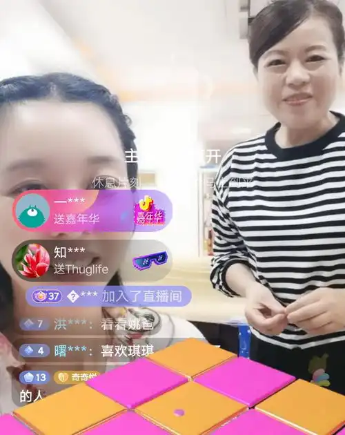  暖心的场景许敏抱着郭威一起看动画片,弥补了威威童年的遗憾