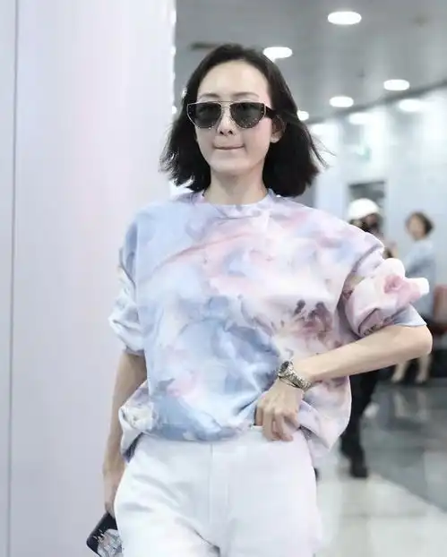  小姐姐一改往日御姐形象,穿扎染卫衣现身机场,室内戴黑超有点酷