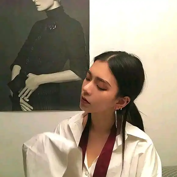 女生侧颜头像动漫