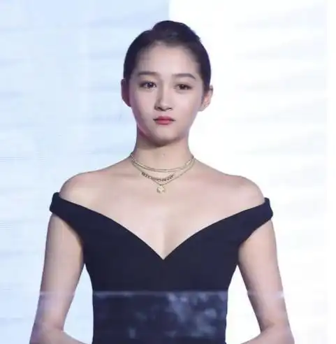  关晓彤终于找对自己风格了这套暗黑系造型,是她为数不多的经典
