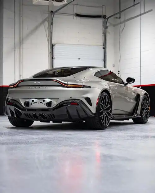  700马力的v12跑车实拍阿斯顿马丁v12vantage