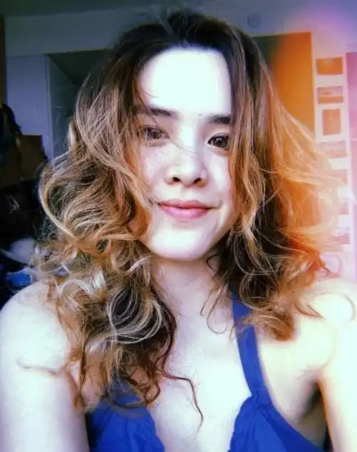  钟丽缇23岁大女儿选美获亚军穿旗袍上台领奖,混血长相风情十足