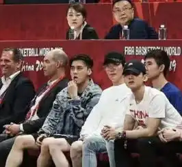  李易峰朱一龙看球,视觉形成坐姿错位,李易峰满满的少女心