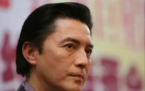  亚洲第一美男成大肚腩油腻大爷,一生坎坷无依无靠