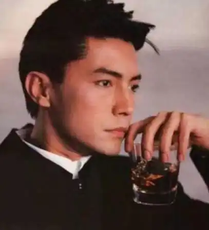  尊龙终于露面了,69岁的他身材大变样,但贵族气质依然强大