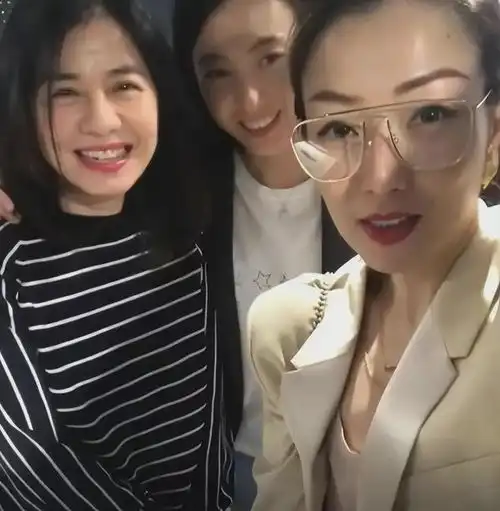  钟楚红久违现身参加活动,拒绝容貌焦虑