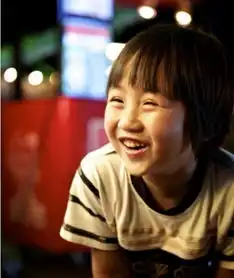 幼年出道演戏,百万片酬被生父继母败光,如今皮肤溃烂无人理