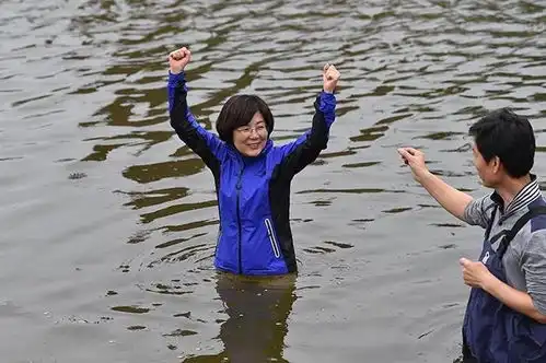  顺利当选后,韩国这位女市长为履行承诺当众跳河