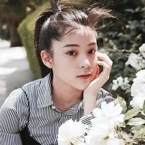  欧阳娜娜最近跟花杠上了