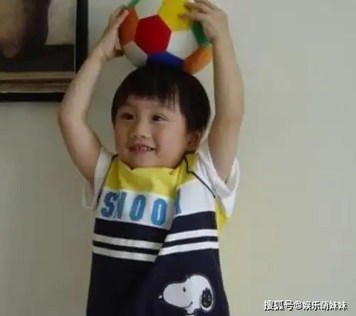  亲爸后妈用他钱挥霍,被父母吸血多年的小小彬,如今怎么样了