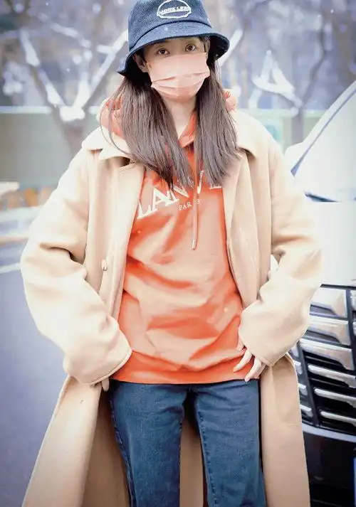  明星春晚私服太抢眼宋茜万元大衣似炸鸡,赵丽颖千元外套被吐槽