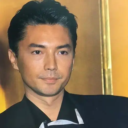  亚洲第一美男尊龙,71岁仍单身我无父无母,没有名字,一生孤独