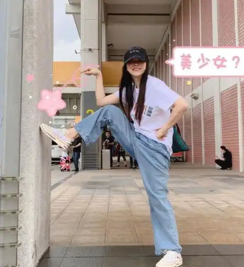  伊能静对自己可真狠50岁硬是穿得比15岁还嫩,叫00后咋活