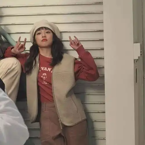  金宝罗拍摄花絮曝光,身穿印花卫衣搭工装背心长裤,酷甜满分