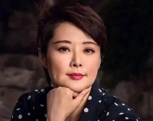  袁立再次叫板李冰冰,配上王林的图片喊话有错要悄悄改正