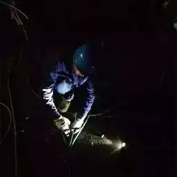 暴风雨中,变电运维人员坚守奋战送光明