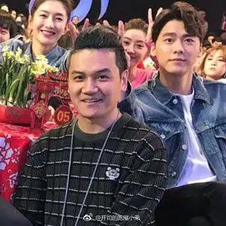  李易峰春晚台下候场照曝光又换新造型