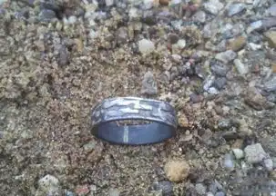  海边捡到百万戒指揭秘这枚戒指为何值百万