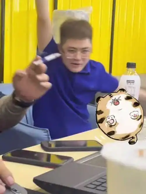  憨憨日常我的逗比同事沙雕工作之余皮一下刺青tatto闲的闲的纯闲的我实在是忍不住给她配了一个音乐