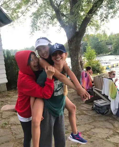 夏克立11岁女儿近照曝光,皮肤黑混血感弱,网友还是小时候好看