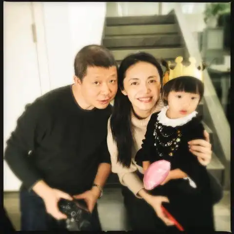  姚晨和曹郁给女儿过生日,简单布置场地,吃的是火锅喝的矿泉水