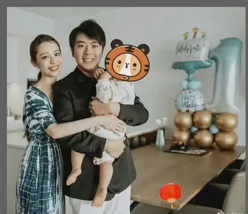  吉娜2岁儿子首次亮相,呆萌可爱似朗朗缩小版,中式豪宅古香古色