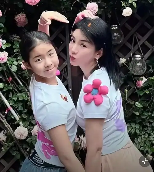  黄奕庆女儿小学毕业,11岁铛铛身高近一米七,化美妆穿礼服裙好漂亮