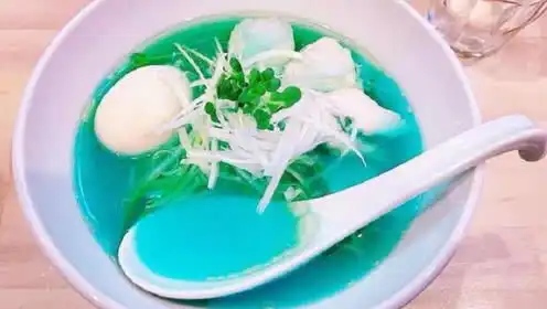  汤汁是蓝色的拉面,看着没食欲吃起来却很香,风靡日本